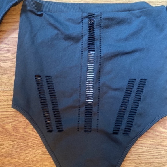 Zara woman off the shoulder bodysuit cut out, detail on front and sleeve .M/L - Picture 2 of 8